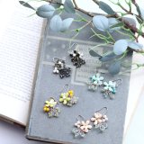 小花と葉の囁きNEW　ピアス（またはイヤリング）　〜ピンク・イエロー・ターコイズ・モノトーン