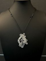 白つる花のペンダント