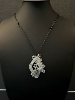 画像1: 白つる花のペンダント